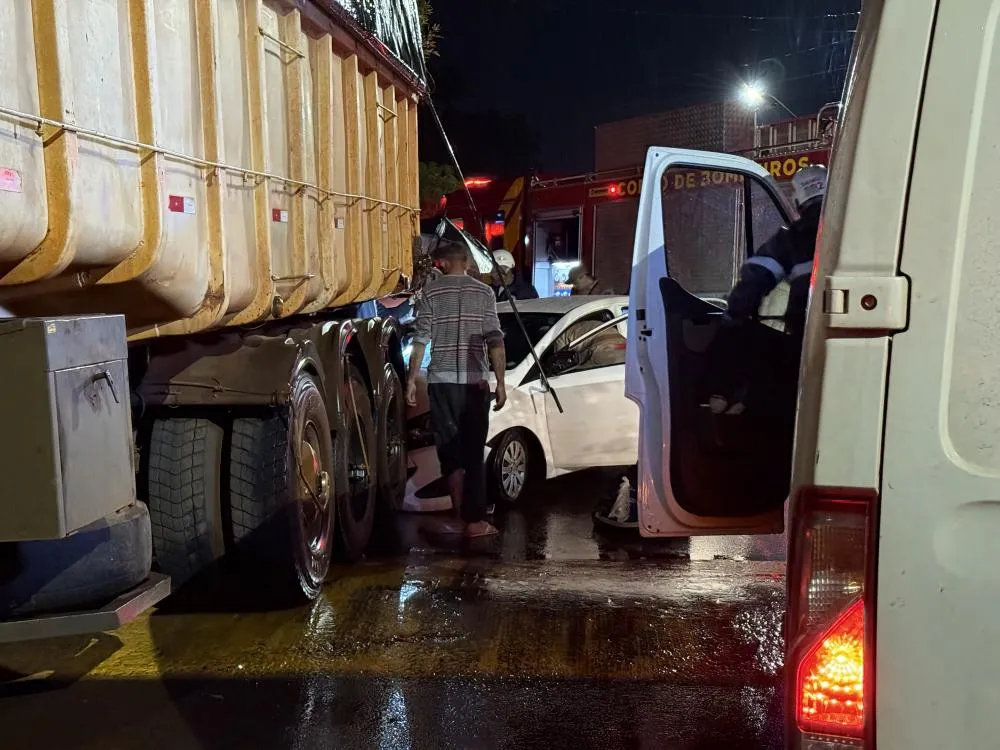 Condutor fica ferido após colisão com caminhão estacionado em Palotina